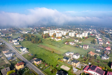 Przedmieście miasta Jastrzębie-Zdrój na Śląsku w Polsce. Panorama jesienią z lotu ptaka podczas porannej mgły. - obrazy, fototapety, plakaty