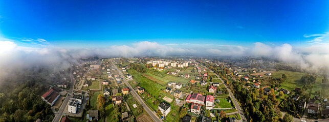 Przedmieście miasta Jastrzębie-Zdrój na Śląsku w Polsce. Panorama jesienią z lotu ptaka podczas porannej mgły.