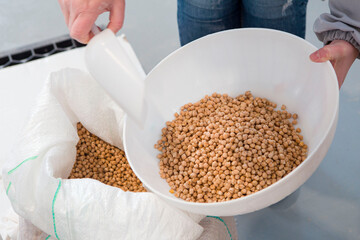 legumi e cereali nella fase di imbustamento