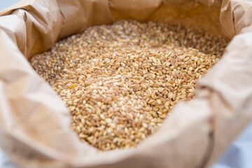 legumi e cereali nella fase di imbustamento