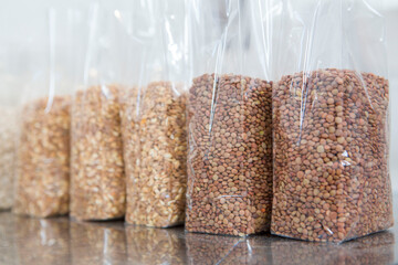 legumi e cereali nella fase di imbustamento