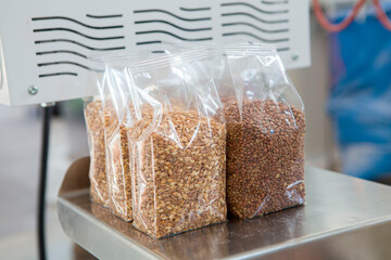 legumi e cereali nella fase di imbustamento