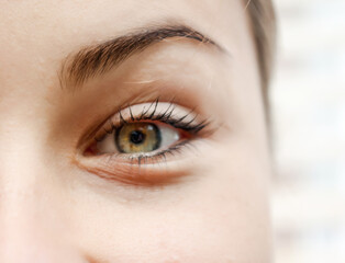 Obraz premium Girl looks into the camera, close-up, natural beauty