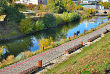 Fototapeta na wymiar The embankment of the city pond on an autumn day