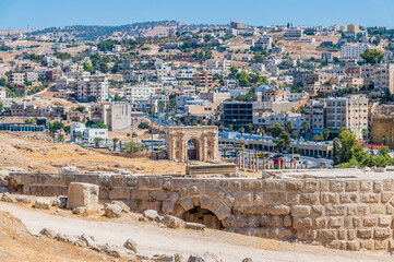 A view towards the north gate in the ancient Roman settlement of Gerasa in Jerash, Jordan in...