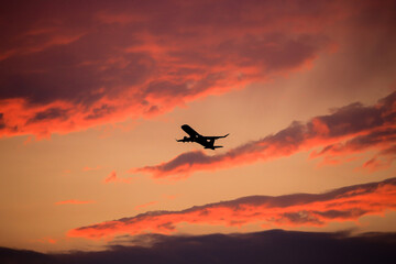 Fototapeta na wymiar silhouette airplane in the sunset