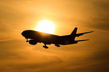 Obraz na płótnie Canvas silhouette airplane in the sunset