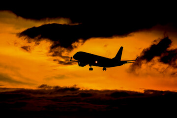 Obraz na płótnie Canvas silhouette airplane in the sunset