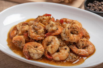 Fried prawns with black pepper and garlic in a white plate