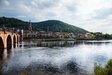 Fototapeta na wymiar Historischer Anblick Heidelberg Baden Württemberg Klassische deutsche Architektur mit alter Steinbrücke über den Fluss Neckar und Altstadt.