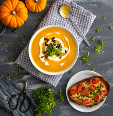 Pumpkin soup with toast