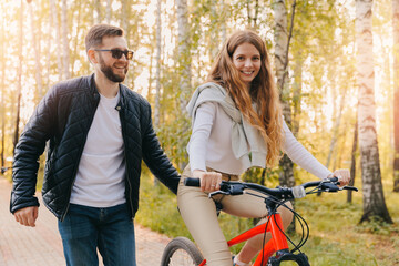 Fototapeta na wymiar Lifestyle Happy man learning his beloved lover woman to ride bike