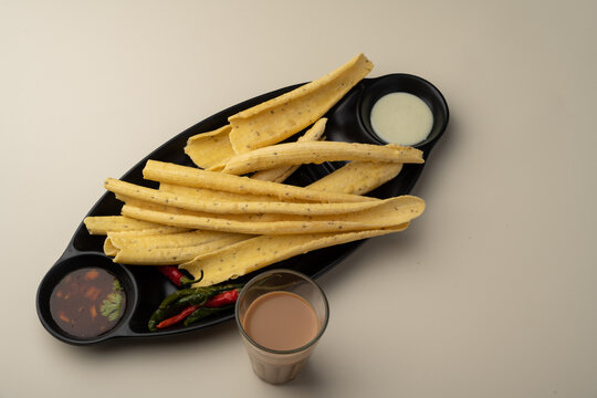 fafda Gathiya (fafda jalebi) is a very popular Gujarati snack, common street snack from India.