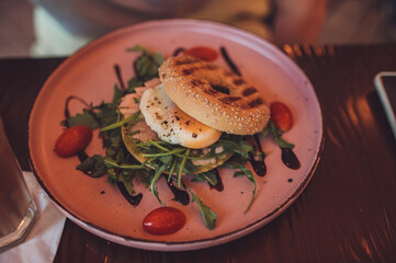Frühstücks-Bagel mit frischen Zutaten
