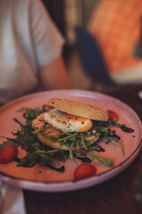 Frühstücks-Bagel mit frischen Zutaten