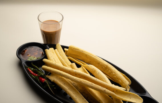 fafda Gathiya (fafda jalebi) is a very popular Gujarati snack, common street snack from India.