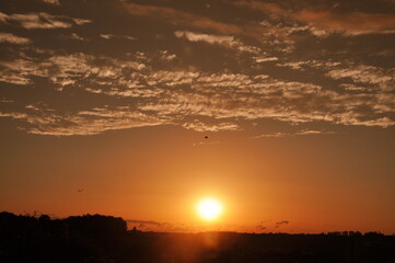 Fototapeta na wymiar por do sol fim de tarde laranja 