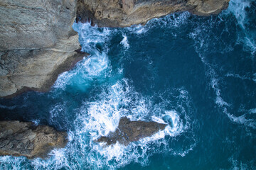 Vista aérea de las olas del mar y la fantástica costa rocosa