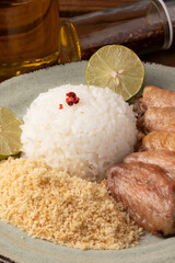 Executive dish with rice, toasted manioc flour and grilled chicken.