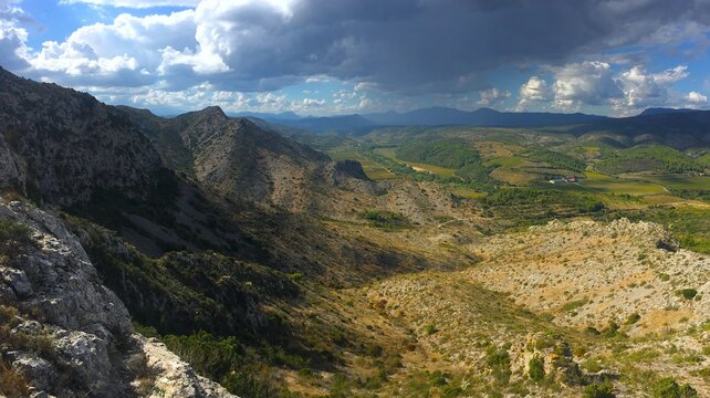 Ciel d'orage sur les Fenouill&egrave;des dans les Pyr&eacute;n&eacute;es Orientales