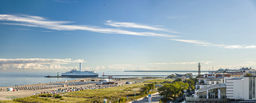 Panorama vom Strand und der Hafeneinfahrt von Rostock Warnem&uuml;nde