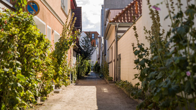 Kleine schmale Gasse in Rostock Warnem&uuml;nde