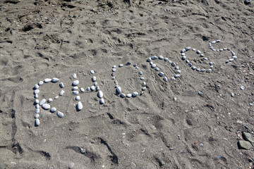Schriftzug Rhodos an einem Strand