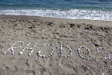 Schriftzug Rhodos an einem Strand