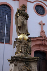 Skulptur an der Pfarrkirche St. Maria Magdalena in Gernsheim