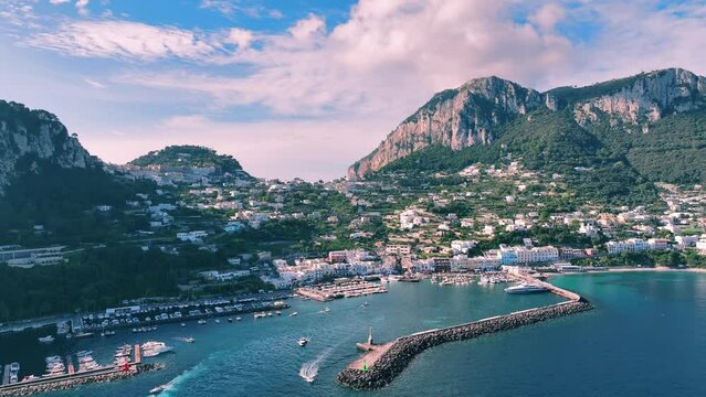 Capri, Italia. Il porto turistico di Marina Grande.
Vista aerea del porto che affaccia sul Golfo di Napoli.