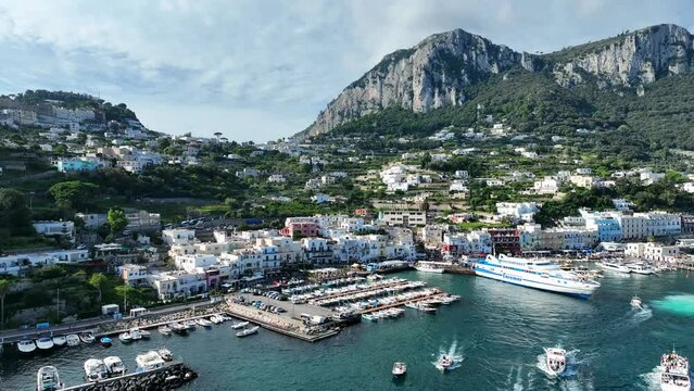 Capri, Italia. Il porto turistico di Marina Grande.
Vista aerea del porto che affaccia sul Golfo di Napoli.