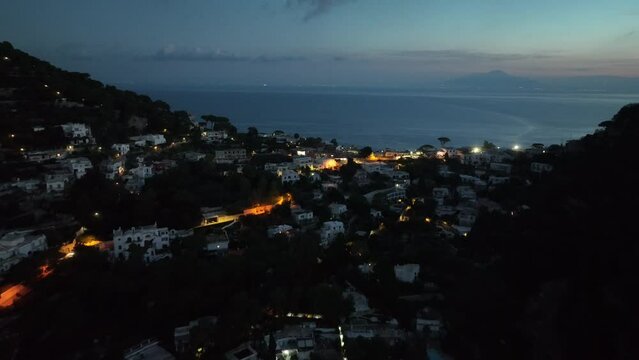 Isola di Capri, Italia. la deliziosa baia di Marina Piccola.
Veduta aerea della famosa costa di Capri, meta turistica dei ricchi.