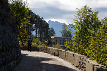 Weg zum Werk Gschwent,Fort Belvedere mit Blicvk auf die Befestigungsanlage in Lavarone