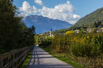 Fototapeta na wymiar Valsugana Radweg bei Borgo Valsugana im Herbst
