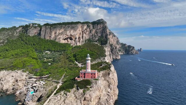 Capri, Italia. Il faro di punta Carena.
Ripresa aerea con drone della costa dell'isola di Capri nel golfo di Napoli.