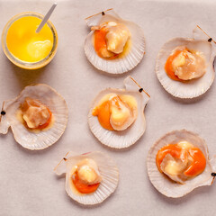 Raw scallops with melted butter
