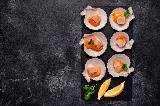 Raw scallops with lemon parsley