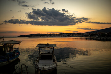 Zachód słońca na przystani. Wyspa grecka Thassos