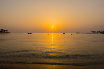 Obraz premium soft waves at the sea during warm sunrise on vacation