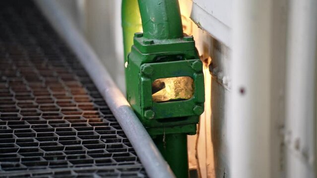 k&uuml;hlwasser l&auml;uft durch ein Rohr