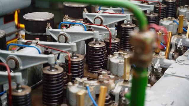 Der alte Dieselmotor eines Schiffs bei der Arbeit