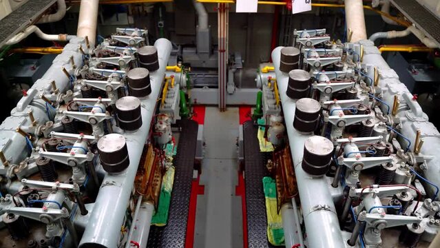 Der alte Dieselmotor eines Schiffs bei der Arbeit