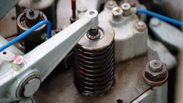 Der alte Dieselmotor eines Schiffs bei der Arbeit