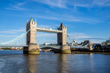 Tower Bridge in London (England).