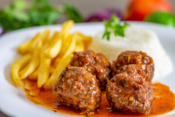 Almôndegas Com Batata Frita e Arroz