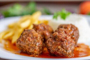 Almôndegas Com Batata Frita Ao Fundo