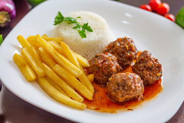 Almôndegas Com Arroz e Batata Frita