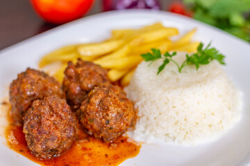 Prato De Comida Com Almôndegas, Arroz e Batata Frita