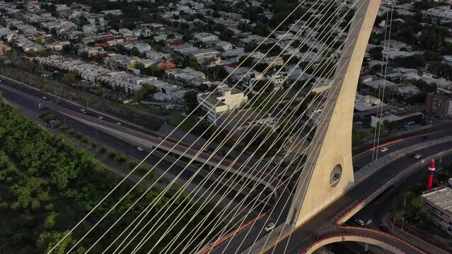 Puente atirantado en Monterrey, Nuevo Le&oacute;n, M&eacute;xico.