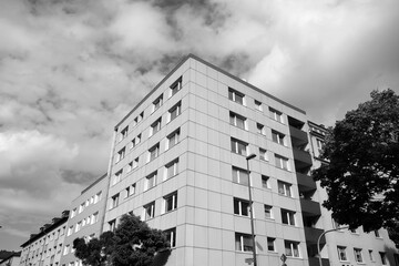 Hochhaus Architektur der Sechziger Jahre und Siebziger Jahre bei Sonnenschein am Merianplatz in der Berger Straße im Nordend von Frankfurt am Main in Hessen in neorealistischem Schwarzweiß